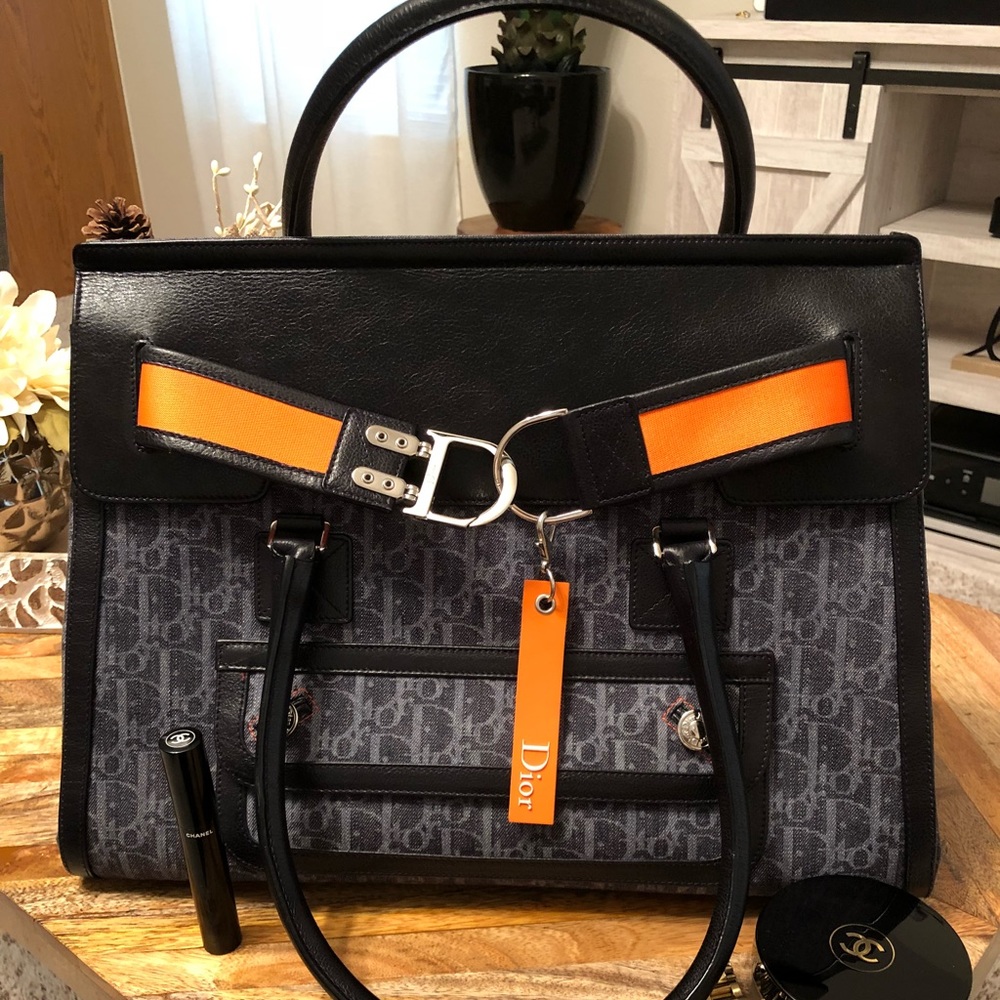 Authentic Dior Handbag!! Comes with dust bag ✨